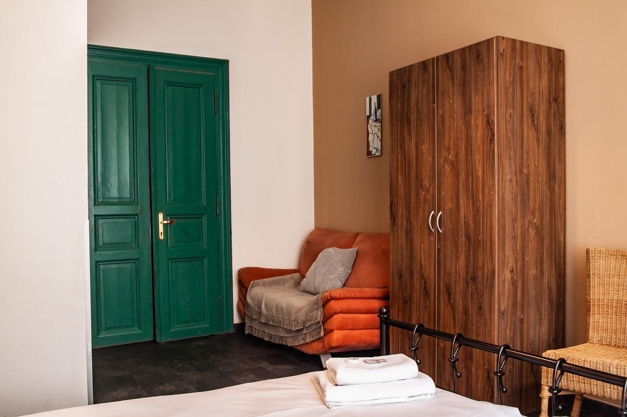 Hotel Sunflower Praga Exterior foto